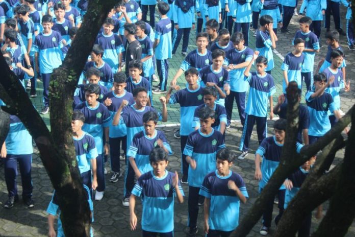 Keceriaan dalam senam Jumat Bahagia. Hasil jepretan ananda Raditya Rahman Putra Kurniawan - 7