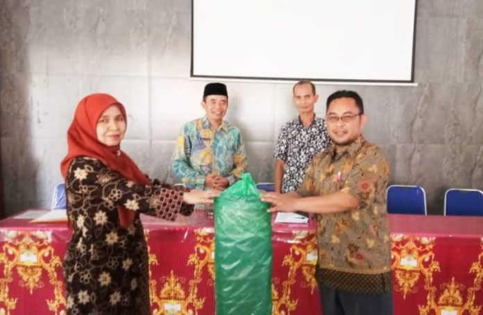 Penyerahan Sumbangan Karpet untuk Masjid Al Murabbi MTsN 2 Kota Bandung